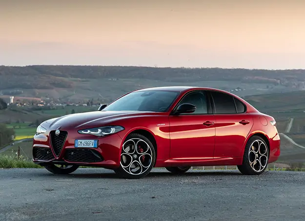 Vue de profil de l'Alfa Romeo Giulia illustrant ses lignes dynamiques