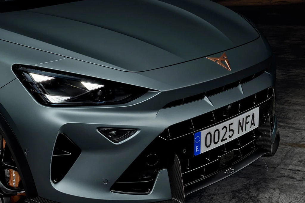 Vue avant du Cupra Formentor Hybride rechargeable, calandre distinctive et feux LED