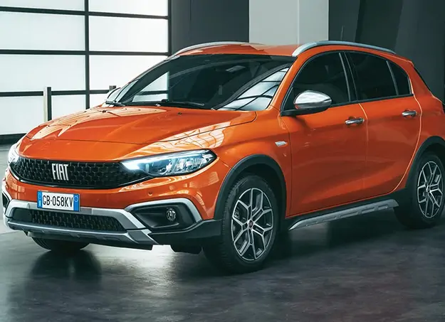 Fiat Tipo profil sur route, soulignant ses lignes épurées