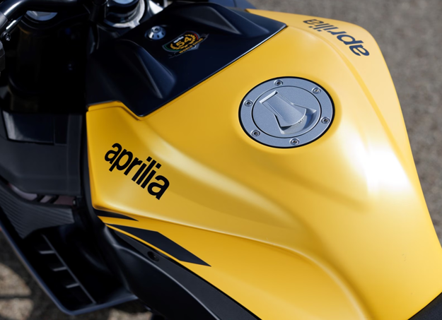 Vue reservoir de la Aprilia Tuono 125 sur route