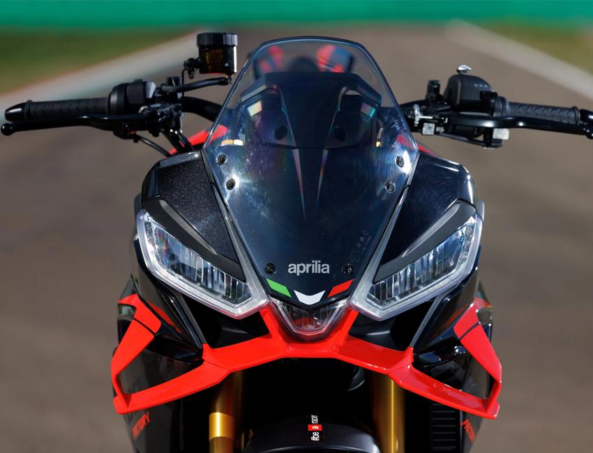 Vue avant de l’Aprilia Tuono V4 sur route