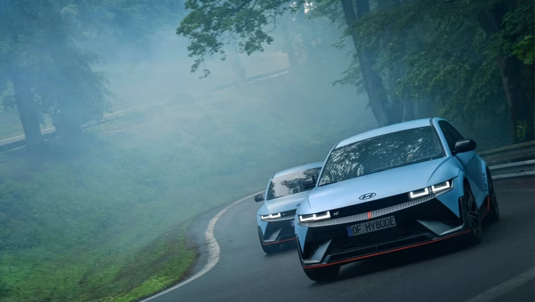 Vue avant de la Hyundai IONIQ 5 N sur fond noir