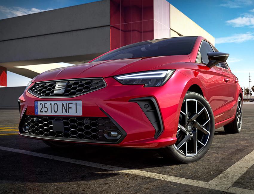 Vue avant dynamique de la Seat Ibiza 2026 sur route urbaine