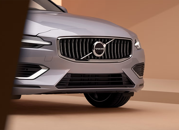 Vue avant du Volvo V60 stationné en extérieur