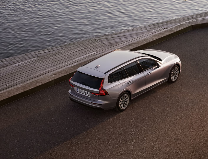 Vue latérale élégante du Volvo V60 sur fond sombre