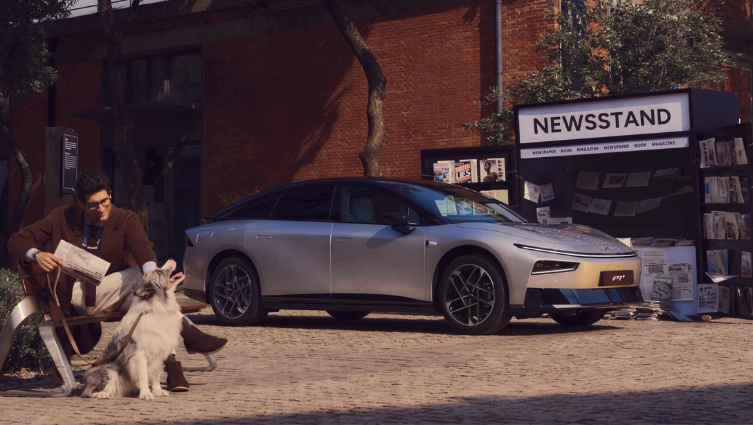 Vue avant du XPENG 7+ électrique sur route, design moderne et élégant