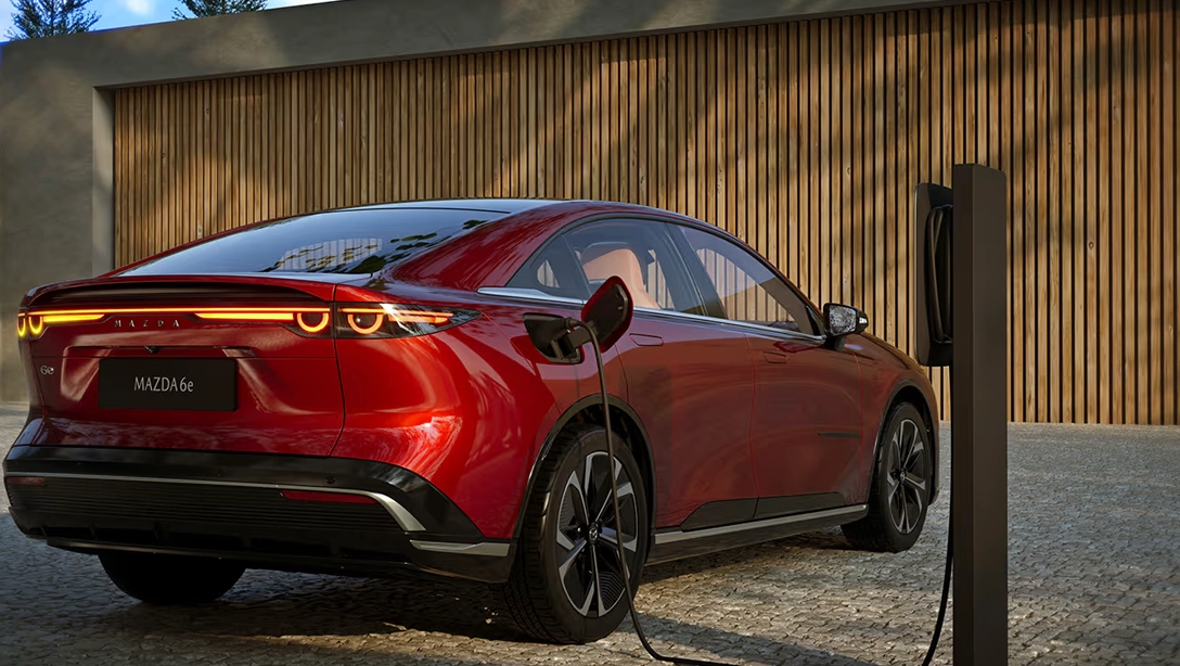 Vue arrière de la Mazda 6e électrique charge