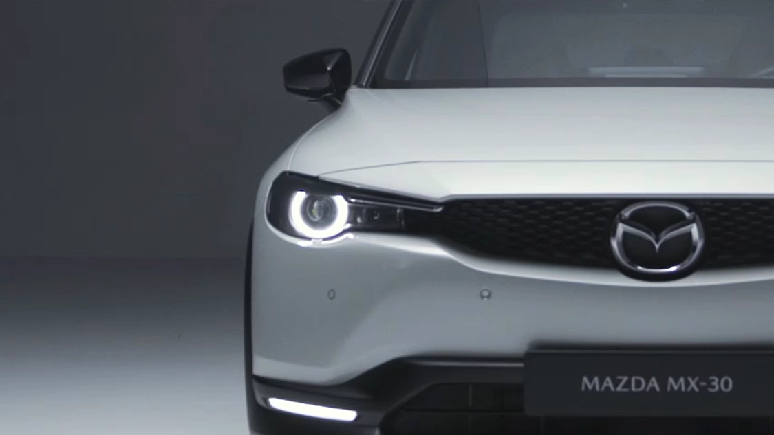 Vue avant du Mazda MX-30 électrique en extérieur